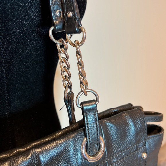 B Makowsky black leather shoulder handbag with silver chain - Picture 7 of 14